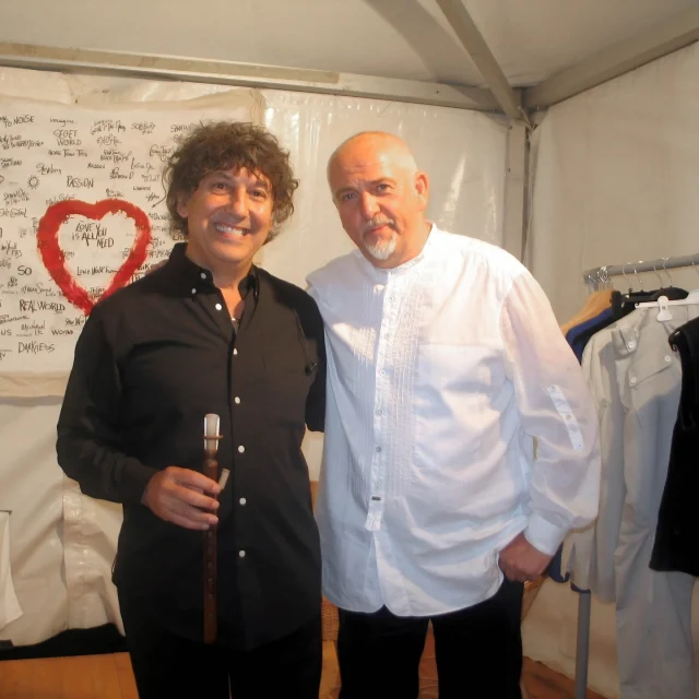 Un de mes plus belles rencontres avec @itspetergabriel ! Une chance unique de participer à la tournée Secret World live Tour de Peter Gabriel. #duduk #doudouk #petergabriel #secretworld #armenia🇦🇲